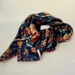 Silketørklæde Satin kvadratisk Stort - Night Garden, marineblå, midnatsblå, påfugle, eksotisk, stemningsfuld, særligt, eventyr, smukt, stort, mørkeblåt, nobelt, poetisk, klassisk, anvendeligt, eksklusivt, fugle, sommerfugle, kirsebærgrene, forår, eksotisk, lady, like, dame, moderne, sofistikeret, tidsløs, elegant, eventyr, blomster, frø, åkande, tudse, forår, efterår, vinter, sommer, motiver, stort, fed, silke, ren, ægte, satin, blank, luksuriøs, ekstravagant, elegant, særlig, lækker, kvalitet, stort, kvadratisk, firkantet, gave, gaveide, rund, fødselsdag, fødselsdagsgave, jubilæum, afsked, otium, biti, ribe,