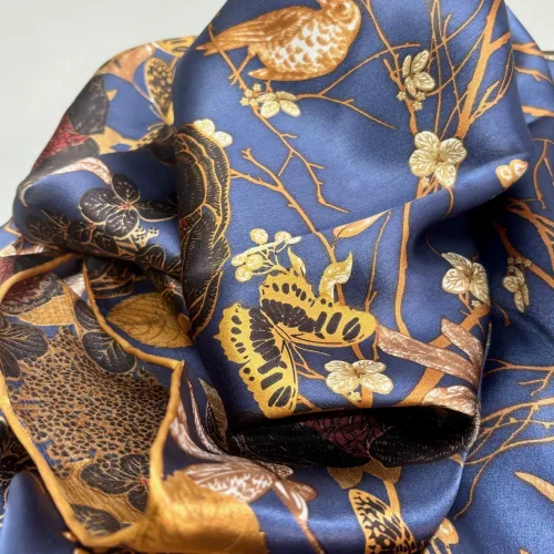 Silketørklæde Satin kvadratisk Stort - Spring Birds, marineblåt, mørkeblåt, nobelt, poetisk, klassisk, anvendeligt, eksklusivt, fugle, sommerfugle, kirsebærgrene, forår, eksotisk, lady, like, dame, moderne, sofistikeret, tidsløs, elegant, eventyr, blomster, frø, åkande, tudse, forår, efterår, vinter, sommer, motiver, stort, fed, silke, ren, ægte, satin, blank, luksuriøs, ekstravagant, elegant, særlig, lækker, kvalitet, stort, kvadratisk, firkantet, gave, gaveide, rund, fødselsdag, fødselsdagsgave, jubilæum, afsked, otium, biti, ribe,