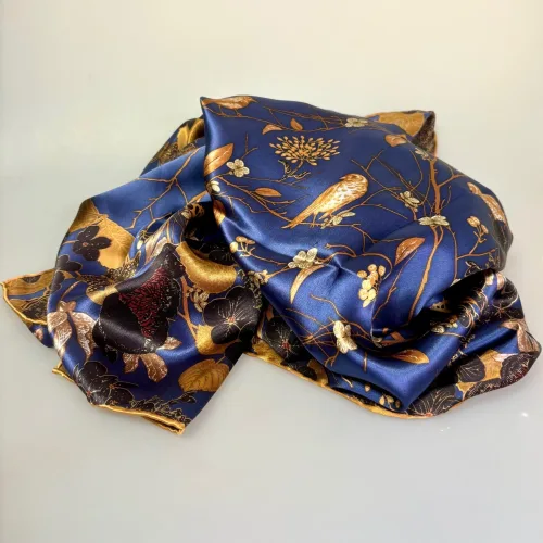 Silketørklæde Satin kvadratisk Stort - Spring Birds, marineblåt, mørkeblåt, nobelt, poetisk, klassisk, anvendeligt, eksklusivt, fugle, sommerfugle, kirsebærgrene, forår, eksotisk, lady, like, dame, moderne, sofistikeret, tidsløs, elegant, eventyr, blomster, frø, åkande, tudse, forår, efterår, vinter, sommer, motiver, stort, fed, silke, ren, ægte, satin, blank, luksuriøs, ekstravagant, elegant, særlig, lækker, kvalitet, stort, kvadratisk, firkantet, gave, gaveide, rund, fødselsdag, fødselsdagsgave, jubilæum, afsked, otium, biti, ribe,