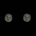 Sølv Ørestikkere - Sheela, Na Gigs, Gelsted, døbefond, fund, frugtbarhed, gravid, kvinde, symbol, fertilitet, styrke, kvindesymbol, nøgen, langhåret, runde, ørestikkere, sølv, ægte, ren, fund, kirke, kvindekamp, kvindetegn, frugtsommelig, brud, bryllup, barnedåb, bryllupsgave, biti, museumssmykke, fund, vikinger, keltisk, figur, biti, ribe, dansk, gamle,