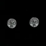 Sølv Ørestikkere - Sheela, Na Gigs, Gelsted, døbefond, fund, frugtbarhed, gravid, kvinde, symbol, fertilitet, styrke, kvindesymbol, nøgen, langhåret, runde, ørestikkere, sølv, ægte, ren, fund, kirke, kvindekamp, kvindetegn, frugtsommelig, brud, bryllup, barnedåb, bryllupsgave, biti, museumssmykke, fund, vikinger, keltisk, figur, biti, ribe, dansk, gamle,