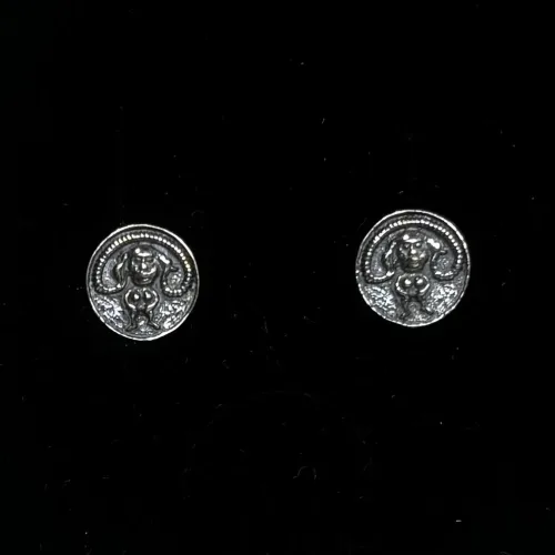 Sølv Ørestikkere - Sheela, Na Gigs, Gelsted, døbefond, fund, frugtbarhed, gravid, kvinde, symbol, fertilitet, styrke, kvindesymbol, nøgen, langhåret, runde, ørestikkere, sølv, ægte, ren, fund, kirke, kvindekamp, kvindetegn, frugtsommelig, brud, bryllup, barnedåb, bryllupsgave, biti, museumssmykke, fund, vikinger, keltisk, figur, biti, ribe, dansk, gamle,
