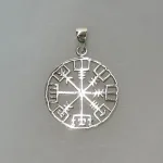 Sølv Vedhæng Vegvisir Åben, enkel, kd, 98477, stilig, magisk, heksetegn, amulet, kompas, vejviser, vikingkompas, vikingekompas, guder, gamle, mytologi, aser, vikinger, museums, smykker, ægte, original, fund, kopi, kopismykker, nordisk, dansk, fortidsfund, udgravninger, gave, gaveide, symbolsk, eksamen, eksamensgave, rejse, beskytte, lykke på rejsen, voksen, konfirmation, biti, ribe, sterling, sølv, ren, ægte, 925, kvalitet, lækker, flot