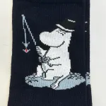 Strømper Mumifar på Fisketur, moomin, mumifar, mumi, lystfisker, dad jokes, onkel, humor, sjove, fars dag, gave, gaveide, farsdagsgave, sjove, strømper, hetre, mænd, sokker, sommer, mumidalen, accessoires, ting, med, symbolsk, personlig, biti, ribe,