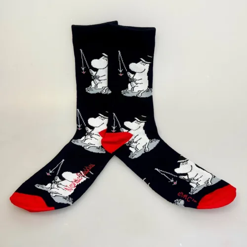 Strømper Mumifar på Fisketur, moomin, mumifar, mumi, lystfisker, dad jokes, onkel, humor, sjove, fars dag, gave, gaveide, farsdagsgave, sjove, strømper, hetre, mænd, sokker, sommer, mumidalen, accessoires, ting, med, symbolsk, personlig, biti, ribe, verdens bedste far