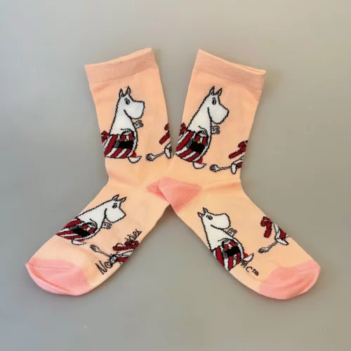 Strømper Mumimor - Rosa, sorbet, farver, pastel, fersken, skumfidus, lyserød, mor, mamma, morsdag, moomin, verdens bedste mor, 12 maj, anden søndag, maj, morsdagsgave, strømper, sokker, sommer, lette, søde, god, kvalitet, mumifamilien, mumi, mumidalen, biti, dame, damestørrelser,
