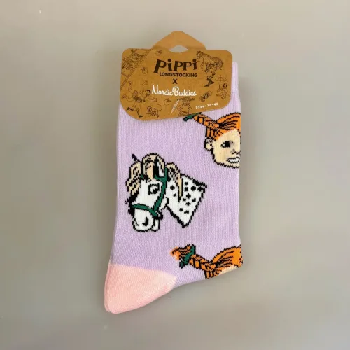 Strømper Pippi Langstrømpe - Lilla, lilla gubban, hr. hest, prikket hest, violet, pastelfarvede, damestrømper, dame, pige, drenge, festlige, pippi, ting, assesoires, accessoires, sokker, strømper, bomuld, bomuldsstrømper, bomuldssokker, sjove, motiv, kulørte, farverige, humoristiske, pippisokker, pippistrømper, økologisk, holdbare, gave, gaveide, pippi fan, sstærk, sej, forbillede, konfirmationsgave, konfirmand, gaveide, gave, biti, ribe, astrid lindgren, pippiting, pippi170A, nordic boddies