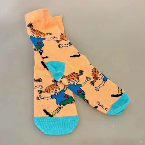 Strømper Pippi Langstrømpe - Peach, fersken, damestrømper, dame, pige, drenge, festlige, pippi, ting, assesoires, accessoires, sokker, strømper, bomuld, bomuldsstrømper, bomuldssokker, sjove, motiv, kulørte, farverige, humoristiske, pippisokker, pippistrømper, økologisk, holdbare, gave, gaveide, pippi fan, sstærk, sej, forbillede, konfirmationsgave, konfirmand, gaveide, gave, biti, ribe, astrid lindgren, pippiting, pippi17N, nordic boddies
