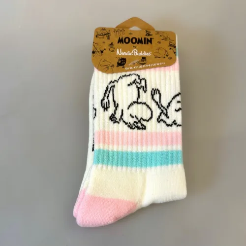 Strømper Sport - Mumi Koldbøtter, hvide, pastelfarver, miami, california, beach, pastel, farver, soft, retro, 80'erne, vibes, strand, snorkfrøkenen, lucky, socks, retro, farver, sjove, herlige, humoristiske, gave, gaveide, camping, outdoor, life, hike, sportssokker, sportsstrømper, ankelsokker, bomuld, bomuldssokker, feminint, tøset, cute, love, rosa, pink, babypink, lyssrød, rosa, kærlighed, pigesokker, pige, dame, girly, mumitroldene, moomin, mumidalen, strømper, sokker, sommersokker, dame, damesokker, pigestrømper, sneakers, sneaker strømper, tegneserie, cartoon, sjove, søde, glade, kvalitet, god, lækker, holdbare, sokker, strømper, bomuld, bomuldsstrømper, bomuldssokker, sjove, motiv, kulørte, farverige, humoristiske, mumisokker, mumistrømper,, økologisk, holdbare, gave, gaveide, fan, stærk, sej, forbillede, konfirmationsgave, konfirmand, gaveide, gave, biti, ribe, nordic boddies,