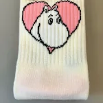 Strømper Sport - Mumi i Hjerte, ribsokker, sportssokker, sportsstrømper, ankelsokker, bomuld, bomuldssokker, hjerter, feminint, tøset, cute, love, rosa, pink, babypink, lyssrød, rosa, hjerter, kærlighed, pigesokker, pige, dame, girly, mumitroldene, moomin, mumidalen, strømper, sokker, sommersokker, dame, damesokker, pigestrømper, sneakers, sneaker strømper, tegneserie, cartoon, sjove, søde, glade, kvalitet, god, lækker, holdbare, sokker, strømper, bomuld, bomuldsstrømper, bomuldssokker, sjove, motiv, kulørte, farverige, humoristiske, mumisokker, mumistrømper,, økologisk, holdbare, gave, gaveide, fan, stærk, sej, forbillede, konfirmationsgave, konfirmand, gaveide, gave, biti, ribe, nordic boddies,