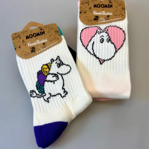 Strømper Sport - Mumi på Vandretur, Strømper Sport - Mumi i Hjerte, ribsokker, sportssokker, sportsstrømper, ankelsokker, bomuld, bomuldssokker, hjerter, feminint, tøset, cute, love, rosa, pink, babypink, lyssrød, rosa, hjerter, kærlighed, pigesokker, pige, dame, girly, mumitroldene, moomin, mumidalen, strømper, sokker, sommersokker, dame, damesokker, pigestrømper, sneakers, sneaker strømper, tegneserie, cartoon, sjove, søde, glade, kvalitet, god, lækker, holdbare, sokker, strømper, bomuld, bomuldsstrømper, bomuldssokker, sjove, motiv, kulørte, farverige, humoristiske, mumisokker, mumistrømper,, økologisk, holdbare, gave, gaveide, fan, stærk, sej, forbillede, konfirmationsgave, konfirmand, gaveide, gave, biti, ribe, nordic boddies,