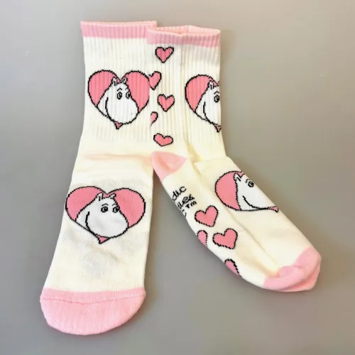 Strømper Sport - Mumi i Hjerte, ribsokker, sportssokker, sportsstrømper, ankelsokker, bomuld, bomuldssokker, hjerter, feminint, tøset, cute, love, rosa, pink, babypink, lyssrød, rosa, hjerter, kærlighed, pigesokker, pige, dame, girly, mumitroldene, moomin, mumidalen, strømper, sokker, sommersokker, dame, damesokker, pigestrømper, sneakers, sneaker strømper, tegneserie, cartoon, sjove, søde, glade, kvalitet, god, lækker, holdbare, sokker, strømper, bomuld, bomuldsstrømper, bomuldssokker, sjove, motiv, kulørte, farverige, humoristiske, mumisokker, mumistrømper,, økologisk, holdbare, gave, gaveide, fan, stærk, sej, forbillede, konfirmationsgave, konfirmand, gaveide, gave, biti, ribe, nordic boddies,