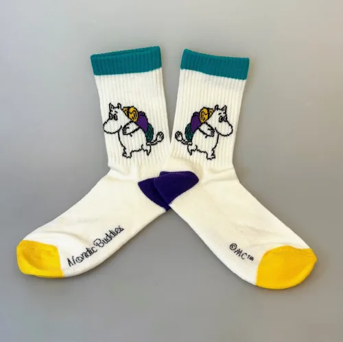 Strømper Sport - Mumi på Vandretur, rejse, rygsæk, jordomrejse, dannelsesrejse, lucky, socks, retro, farver, sjove, herlige, humoristiske, gave, gaveide, camping, outdoor, life, hike, sportssokker, sportsstrømper, ankelsokker, bomuld, bomuldssokker, hjerter, feminint, tøset, cute, love, rosa, pink, babypink, lyssrød, rosa, hjerter, kærlighed, pigesokker, pige, dame, girly, mumitroldene, moomin, mumidalen, strømper, sokker, sommersokker, dame, damesokker, pigestrømper, sneakers, sneaker strømper, tegneserie, cartoon, sjove, søde, glade, kvalitet, god, lækker, holdbare, sokker, strømper, bomuld, bomuldsstrømper, bomuldssokker, sjove, motiv, kulørte, farverige, humoristiske, mumisokker, mumistrømper,, økologisk, holdbare, gave, gaveide, fan, stærk, sej, forbillede, konfirmationsgave, konfirmand, gaveide, gave, biti, ribe, nordic boddies,