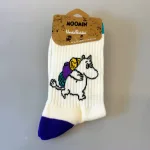 Strømper Sport - Mumi på Vandretur, rejse, rygsæk, jordomrejse, dannelsesrejse, lucky, socks, retro, farver, sjove, herlige, humoristiske, gave, gaveide, camping, outdoor, life, hike, sportssokker, sportsstrømper, ankelsokker, bomuld, bomuldssokker, hjerter, feminint, tøset, cute, love, rosa, pink, babypink, lyssrød, rosa, hjerter, kærlighed, pigesokker, pige, dame, girly, mumitroldene, moomin, mumidalen, strømper, sokker, sommersokker, dame, damesokker, pigestrømper, sneakers, sneaker strømper, tegneserie, cartoon, sjove, søde, glade, kvalitet, god, lækker, holdbare, sokker, strømper, bomuld, bomuldsstrømper, bomuldssokker, sjove, motiv, kulørte, farverige, humoristiske, mumisokker, mumistrømper,, økologisk, holdbare, gave, gaveide, fan, stærk, sej, forbillede, konfirmationsgave, konfirmand, gaveide, gave, biti, ribe, nordic boddies,