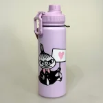 Termoflaske - Lille My Lilla, lyslilla, Lille MY, gnaven, gnavpot, lilla, hidsigprop, LMY 100C, piger, damer, voksne, fairy, pink, moomin, genert, flov, shy, embarassed, 100D, sjov, lækker, moomin, nordic buddies, 100A, kolde, varme, drikke, lækker, kvalitet, metal, metalflaske, termokande, motion, træning, kaffe, te, vand, pendler, skole, job, udflugt, togturen, mumi ting, gave, gaveide, konfirmation, praktisk, smart, cykeltur, gear, udstyr, piger, voksne, børn, flot, sjov, herlig, humoristisk, særlig, speciel, svensk, biti, ribe, mumitroldene, mumidalen, tove, janson,