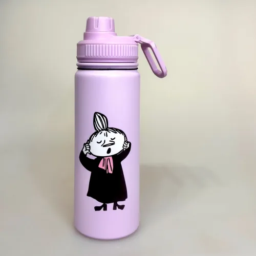 Termoflaske - Lille My Lilla, lyslilla, Lille MY, gnaven, gnavpot, lilla, hidsigprop, LMY 100C, piger, damer, voksne, fairy, pink, moomin, genert, flov, shy, embarassed, 100D, sjov, lækker, moomin, nordic buddies, 100A, kolde, varme, drikke, lækker, kvalitet, metal, metalflaske, termokande, motion, træning, kaffe, te, vand, pendler, skole, job, udflugt, togturen, mumi ting, gave, gaveide, konfirmation, praktisk, smart, cykeltur, gear, udstyr, piger, voksne, børn, flot, sjov, herlig, humoristisk, særlig, speciel, svensk, biti, ribe, mumitroldene, mumidalen, tove, janson,