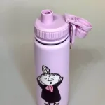Termoflaske - Lille My Lilla, lyslilla, Lille MY, gnaven, gnavpot, lilla, hidsigprop, LMY 100C, piger, damer, voksne, fairy, pink, moomin, genert, flov, shy, embarassed, 100D, sjov, lækker, moomin, nordic buddies, 100A, kolde, varme, drikke, lækker, kvalitet, metal, metalflaske, termokande, motion, træning, kaffe, te, vand, pendler, skole, job, udflugt, togturen, mumi ting, gave, gaveide, konfirmation, praktisk, smart, cykeltur, gear, udstyr, piger, voksne, børn, flot, sjov, herlig, humoristisk, særlig, speciel, svensk, biti, ribe, mumitroldene, mumidalen, tove, janson,