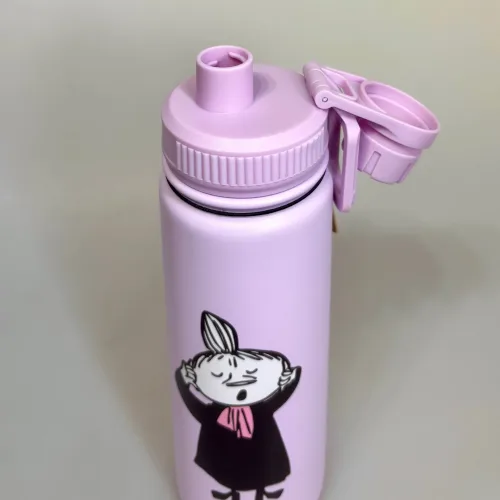 Termoflaske - Lille My Lilla, lyslilla, Lille MY, gnaven, gnavpot, lilla, hidsigprop, LMY 100C, piger, damer, voksne, fairy, pink, moomin, genert, flov, shy, embarassed, 100D, sjov, lækker, moomin, nordic buddies, 100A, kolde, varme, drikke, lækker, kvalitet, metal, metalflaske, termokande, motion, træning, kaffe, te, vand, pendler, skole, job, udflugt, togturen, mumi ting, gave, gaveide, konfirmation, praktisk, smart, cykeltur, gear, udstyr, piger, voksne, børn, flot, sjov, herlig, humoristisk, særlig, speciel, svensk, biti, ribe, mumitroldene, mumidalen, tove, janson,