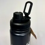 Termoflaske - Mumi Grumpy, sort, gnaven, gnavpot, sej, cool, drenge, mænd, mopset, sjov, lækker, moomin, nordic buddies, 100A, kolde, varme, drikke, lækker, kvalitet, metal, metalflaske, termokande, motion, træning, kaffe, te, vand, pendler, skole, job, udflugt, togturen, pippi100, pippi ting, gave, gaveide, konfirmation, praktisk, smart, cykeltur, gear, udstyr, dreng, drenge, piger, voksne, børn, flot, sjov, herlig, humoristisk, særlig, speciel, svensk, biti, ribe, mumitroldene, mumidalen, tove, janson,