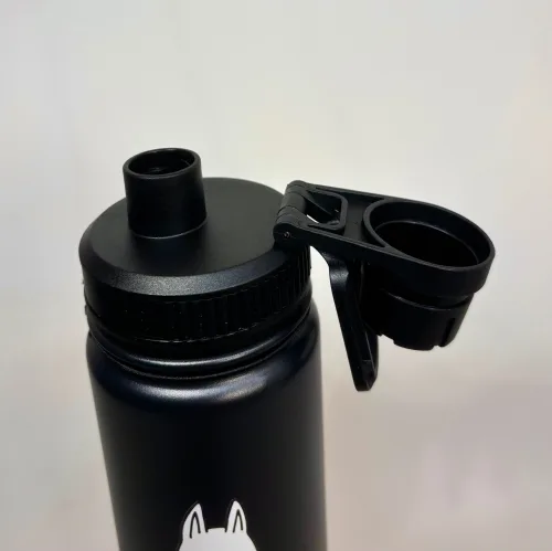 Termoflaske - Mumi Grumpy, sort, gnaven, gnavpot, sej, cool, drenge, mænd, mopset, sjov, lækker, moomin, nordic buddies, 100A, kolde, varme, drikke, lækker, kvalitet, metal, metalflaske, termokande, motion, træning, kaffe, te, vand, pendler, skole, job, udflugt, togturen, pippi100, pippi ting, gave, gaveide, konfirmation, praktisk, smart, cykeltur, gear, udstyr, dreng, drenge, piger, voksne, børn, flot, sjov, herlig, humoristisk, særlig, speciel, svensk, biti, ribe, mumitroldene, mumidalen, tove, janson,