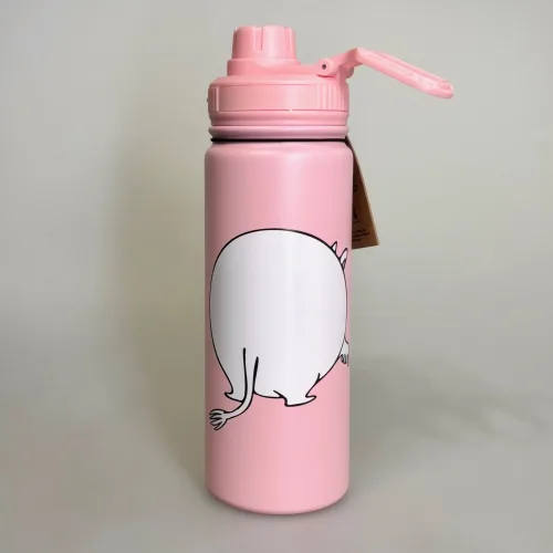 Termoflaske - Mumi Rosa, lyserød, piger, damer, voksne, fairy, pink, moomin, genert, flov, shy, embarassed, 100D, sjov, lækker, moomin, nordic buddies, 100A, kolde, varme, drikke, lækker, kvalitet, metal, metalflaske, termokande, motion, træning, kaffe, te, vand, pendler, skole, job, udflugt, togturen, pippi100, pippi ting, gave, gaveide, konfirmation, praktisk, smart, cykeltur, gear, udstyr, dreng, drenge, piger, voksne, børn, flot, sjov, herlig, humoristisk, særlig, speciel, svensk, biti, ribe, mumitroldene, mumidalen, tove, janson,
