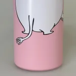 Termoflaske - Mumi Rosa, lyserød, piger, damer, voksne, fairy, pink, moomin, genert, flov, shy, embarassed, 100D, sjov, lækker, moomin, nordic buddies, 100A, kolde, varme, drikke, lækker, kvalitet, metal, metalflaske, termokande, motion, træning, kaffe, te, vand, pendler, skole, job, udflugt, togturen, pippi100, pippi ting, gave, gaveide, konfirmation, praktisk, smart, cykeltur, gear, udstyr, dreng, drenge, piger, voksne, børn, flot, sjov, herlig, humoristisk, særlig, speciel, svensk, biti, ribe, mumitroldene, mumidalen, tove, janson,