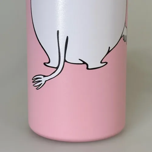 Termoflaske - Mumi Rosa, lyserød, piger, damer, voksne, fairy, pink, moomin, genert, flov, shy, embarassed, 100D, sjov, lækker, moomin, nordic buddies, 100A, kolde, varme, drikke, lækker, kvalitet, metal, metalflaske, termokande, motion, træning, kaffe, te, vand, pendler, skole, job, udflugt, togturen, pippi100, pippi ting, gave, gaveide, konfirmation, praktisk, smart, cykeltur, gear, udstyr, dreng, drenge, piger, voksne, børn, flot, sjov, herlig, humoristisk, særlig, speciel, svensk, biti, ribe, mumitroldene, mumidalen, tove, janson,