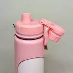 Termoflaske - Mumi Rosa, lyserød, piger, damer, voksne, fairy, pink, moomin, genert, flov, shy, embarassed, 100D, sjov, lækker, moomin, nordic buddies, 100A, kolde, varme, drikke, lækker, kvalitet, metal, metalflaske, termokande, motion, træning, kaffe, te, vand, pendler, skole, job, udflugt, togturen, pippi100, pippi ting, gave, gaveide, konfirmation, praktisk, smart, cykeltur, gear, udstyr, dreng, drenge, piger, voksne, børn, flot, sjov, herlig, humoristisk, særlig, speciel, svensk, biti, ribe, mumitroldene, mumidalen, tove, janson,