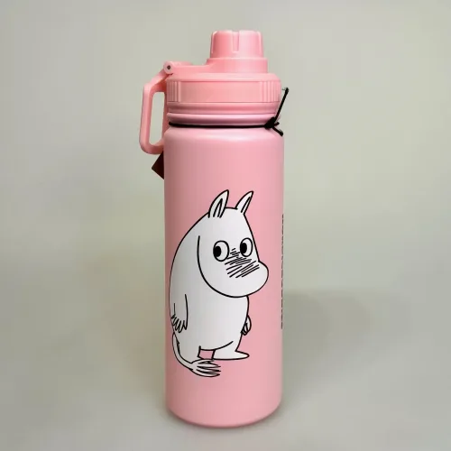 Termoflaske - Mumi Rosa, lyserød, piger, damer, voksne, fairy, pink, moomin, genert, flov, shy, embarassed, 100D, sjov, lækker, moomin, nordic buddies, 100A, kolde, varme, drikke, lækker, kvalitet, metal, metalflaske, termokande, motion, træning, kaffe, te, vand, pendler, skole, job, udflugt, togturen, mumiting, gave, gaveide, konfirmation, praktisk, smart, cykeltur, gear, udstyr, dreng, drenge, piger, voksne, børn, flot, sjov, herlig, humoristisk, særlig, speciel, svensk, biti, ribe, mumitroldene, mumidalen, tove, janson,
