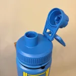 Termoflaske - Pippi Langstrømpe Blå, metal, metalflaske, termokande, kolde, varme, smart, lækker, blå, kvalitet, pippi, motion, træning, kaffe, te, vand, pendler, skole, job, udflugt, togturen, pippi100, pippi ting, gave, gaveide, konfirmation, praktisk, smart, cykeltur, gear, udstyr, dreng, drenge, piger, voksne, børn, flot, sjov, herlig, humoristisk, særlig, speciel, svensk, biti, ribe,