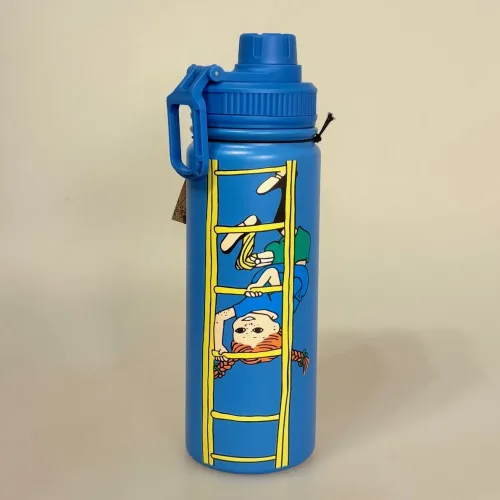 Termoflaske - Pippi Langstrømpe Blå, metal, metalflaske, termokande, kolde, varme, smart, lækker, blå, kvalitet, pippi, motion, træning, kaffe, te, vand, pendler, skole, job, udflugt, togturen, pippi100, pippi ting, gave, gaveide, konfirmation, praktisk, smart, cykeltur, gear, udstyr, dreng, drenge, piger, voksne, børn, flot, sjov, herlig, humoristisk, særlig, speciel, svensk, biti, ribe,