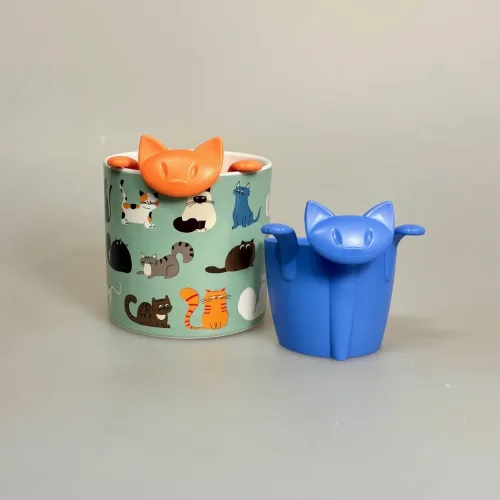 Tesi - Te si til krus - Kat Orange Rød, Tesi - Te si til Krus - Kat Blå, katteting, kattetesi, koziol, miaou, tee, sieb, tedrikker, morgente, løs te, urtete, grøn te, sød, sjov, gaveide, smart, biti, ribe, aften te, afteroon, tea, eftermiddags, tea, lover, personlig, krus, kop,