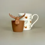 Krus - Ben Porcelæn - Egern, Tesi - Te si til krus - Elg Brun, cappucino, lysebrun, koziol, moccha mousse, tesi, te, tedrikker, esker te, gave, gaveide, brun, gavekurv, special, personlig, gave, kop, krus, løs te, tebrygning, urtete, tekop, tekrus, hygge, varm kop te, biti, ribe, elg, elge, elgsdyr, elsdyr, sverige