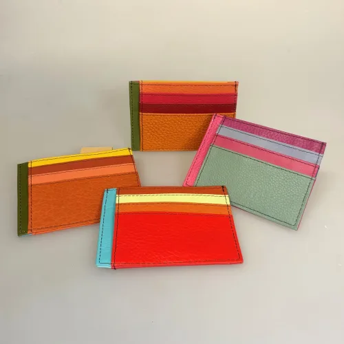 Unika Kortetui i Læder - Flerfarvet med Lomme Happy, farver, kulørt, little elephant, my wallit, italiensk, spansk, kortetui, kortholder, kortpung, lille, kompakt, credit cards, kreditkort, unisex, farveglad, særlig, speciel, flot, unika, kun en af hver, one of a kind, piger, damer, mænd, lomme, gave, gaveide, billig, lækker, skind, læder, pung, kort, cool, biti, ribe, vadehavet, 810, M Malibu, K Pink/Støvgrøn, Orange/Efterår, J Grøn/Orange