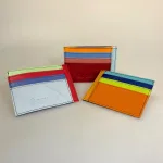 Unika Kortetui i Læder - Flerfarvet med Lomme blå, D Blå/Isblå, E Blå/Tan, F Blå/Hindbær, farver, kulørt, little elephant, my wallit, italiensk, spansk, kortetui, kortholder, kortpung, lille, kompakt, credit cards, kreditkort, unisex, farveglad, særlig, speciel, flot, unika, kun en af hver, one of a kind, piger, damer, mænd, lomme, gave, gaveide, billig, lækker, skind, læder, pung, kort, cool, biti, ribe, vadehavet, 81047