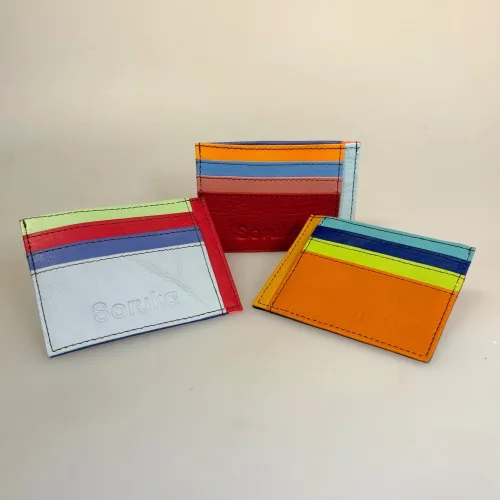 Unika Kortetui i Læder - Flerfarvet med Lomme blå, D Blå/Isblå, E Blå/Tan, F Blå/Hindbær, farver, kulørt, little elephant, my wallit, italiensk, spansk, kortetui, kortholder, kortpung, lille, kompakt, credit cards, kreditkort, unisex, farveglad, særlig, speciel, flot, unika, kun en af hver, one of a kind, piger, damer, mænd, lomme, gave, gaveide, billig, lækker, skind, læder, pung, kort, cool, biti, ribe, vadehavet, 81047