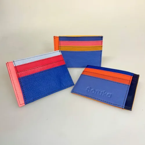 Unika Kortetui i Læder - Flerfarvet med Lomme blå, D Blå/Isblå, E Blå/Tan, F Blå/Hindbær, farver, kulørt, little elephant, my wallit, italiensk, spansk, kortetui, kortholder, kortpung, lille, kompakt, credit cards, kreditkort, unisex, farveglad, særlig, speciel, flot, unika, kun en af hver, one of a kind, piger, damer, mænd, lomme, gave, gaveide, billig, lækker, skind, læder, pung, kort, cool, biti, ribe, vadehavet, 81047