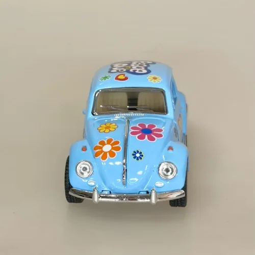 VW Folkevogn Bobbel Classic - Peace Lyseblå, pastelblå, babyblå, blå, 1967, peace, love, harmony, hippie, flower, power, 1967, 1960'erne, sixties, peacetegn, blomster, lysegul, pastelgul, 12233, Bil metal, volkswagen, VW, folkevogn, nedgroet negl, asfaltboble, asfaltbobbel, klassisk, folkevogn, folkevognsbobbel, folkevognsboble, bobbel, bobble, boble, , modelbil, model, kopi, samlere, biti, ribe, sixseven, 67