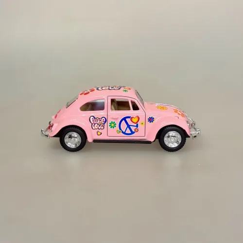 VW Folkevogn Bobbel Classic - Peace Rosa, pastelrosa, pastelfarvet, candyfloss, pink, lyserød, 1967, peace, love, harmony, hippie, flower, power, 1967, 1960'erne, sixties, peacetegn, blomster, lysegul, pastelgul, 12233, Bil metal, volkswagen, VW, folkevogn, nedgroet negl, asfaltboble, asfaltbobbel, klassisk, folkevogn, folkevognsbobbel, folkevognsboble, bobbel, bobble, boble, , modelbil, model, kopi, samlere, biti, ribe