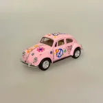 VW Folkevogn Bobbel Classic - Peace Rosa, pastelrosa, pastelfarvet, candyfloss, pink, lyserød, 1967, peace, love, harmony, hippie, flower, power, 1967, 1960'erne, sixties, peacetegn, blomster, lysegul, pastelgul, 12233, Bil metal, volkswagen, VW, folkevogn, nedgroet negl, asfaltboble, asfaltbobbel, klassisk, folkevogn, folkevognsbobbel, folkevognsboble, bobbel, bobble, boble, , modelbil, model, kopi, samlere, biti, ribe