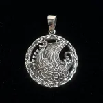 Vedhæng i Sølv - Rundt med Vikingeskib med Fletkrans, sv 885, kraftigt, kvalitet, heksetegn, symboler, valknut, wegvisir, kompas, vikingekompas, runetegn, magisk, amulet, rundt, charm, Vikingeskib, Vedhæng i sølv - Vikingeskib, skridbladner, langbåd, vikingebåd, vikingeskib, dragestævn, fund, nordisk mytologi, asatro, fund, museumssmykker, kopi smykker, danefæ, ribe, vadehavet, danmarks ældste by, biti, thor, freja, odin, ydun, idun