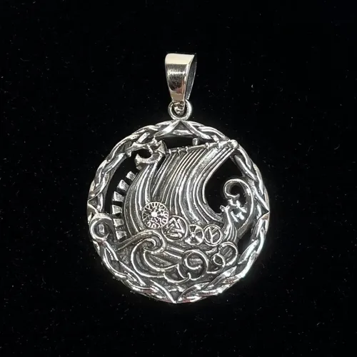 Vedhæng i Sølv - Rundt med Vikingeskib med Fletkrans, sv 885, kraftigt, kvalitet, heksetegn, symboler, valknut, wegvisir, kompas, vikingekompas, runetegn, magisk, amulet, rundt, charm, Vikingeskib, Vedhæng i sølv - Vikingeskib, skridbladner, langbåd, vikingebåd, vikingeskib, dragestævn, fund, nordisk mytologi, asatro, fund, museumssmykker, kopi smykker, danefæ, ribe, vadehavet, danmarks ældste by, biti, thor, freja, odin, ydun, idun