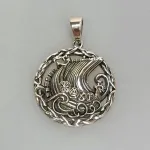 Vedhæng i Sølv - Rundt med Vikingeskib med Fletkrans, sv 885, kraftigt, kvalitet, heksetegn, symboler, valknut, wegvisir, magisk, amulet, rundt, charm, Vikingeskib, Vedhæng i sølv - Vikingeskib, skridbladner, langbåd, vikingebåd, vikingeskib, dragestævn, fund, nordisk mytologi, asatro, fund, museumssmykker, kopi smykker, danefæ, ribe, vadehavet, danmarks ældste by, biti, thor, freja, odin, ydun, idun
