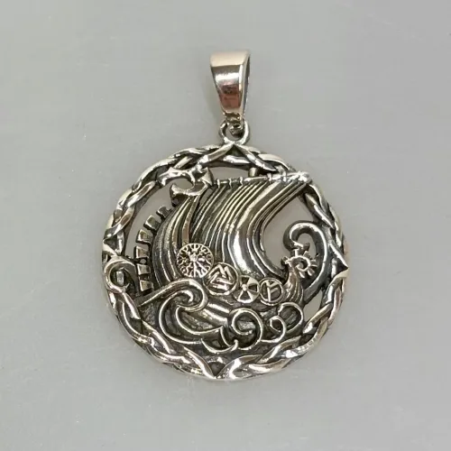 Vedhæng i Sølv - Rundt med Vikingeskib med Fletkrans, sv 885, kraftigt, kvalitet, heksetegn, symboler, valknut, wegvisir, magisk, amulet, rundt, charm, Vikingeskib, Vedhæng i sølv - Vikingeskib, skridbladner, langbåd, vikingebåd, vikingeskib, dragestævn, fund, nordisk mytologi, asatro, fund, museumssmykker, kopi smykker, danefæ, ribe, vadehavet, danmarks ældste by, biti, thor, freja, odin, ydun, idun