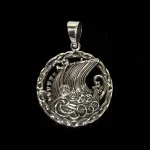 Vedhæng i Sølv - Rundt med Vikingeskib med Fletkrans, sv 885, kraftigt, kvalitet, heksetegn, symboler, valknut, wegvisir, kompas, vikingekompas, runetegn, magisk, amulet, rundt, charm, Vikingeskib, Vedhæng i sølv - Vikingeskib, skridbladner, langbåd, vikingebåd, vikingeskib, dragestævn, fund, nordisk mytologi, asatro, fund, museumssmykker, kopi smykker, danefæ, ribe, vadehavet, danmarks ældste by, biti, thor, freja, odin, ydun, idun