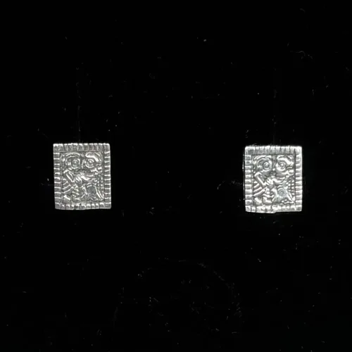 Vikinge Ørestikkere i Sølv - Guldgubbe Kys, kærlighed, amulet, lykkebringende, firkantede, øreringe, ørestikker, studs, ægte, ren, sølv, sterling, 925, 06-165-15, stikkere, interessante, spændende, smykker, sølvsmykker, sølvøreringe, aser, asatro, gamle, guder, vikinger, vikingesmykker, museumssmykker, historiske, smykker, fund, ægte, original, fund, udgravninger, biti, ribe