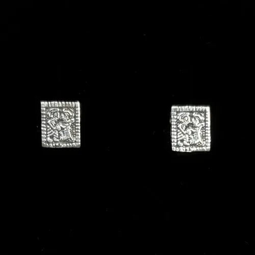 Vikinge Ørestikkere i Sølv - Guldgubbe Kys, kærlighed, amulet, lykkebringende, firkantede, øreringe, ørestikker, studs, ægte, ren, sølv, sterling, 925, 06-165-15, stikkere, interessante, spændende, smykker, sølvsmykker, sølvøreringe, aser, asatro, gamle, guder, vikinger, vikingesmykker, museumssmykker, historiske, smykker, fund, ægte, original, fund, udgravninger, biti, ribe