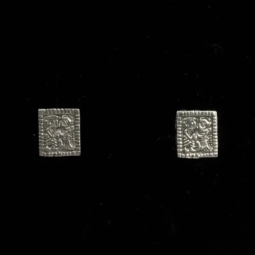 Vikinge Ørestikkere i Sølv - Guldgubbe Kys, kærlighed, amulet, lykkebringende, firkantede, øreringe, ørestikker, studs, ægte, ren, sølv, sterling, 925, 06-165-15, stikkere, interessante, spændende, smykker, sølvsmykker, sølvøreringe, aser, asatro, gamle, guder, vikinger, vikingesmykker, museumssmykker, historiske, smykker, fund, ægte, original, fund, udgravninger, biti, ribe