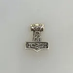 Vikingevedhæng Sølv - Thorshammer Hugin Lille, sv, 953, blt, munin, hugin, ravn, odin, fugle, mytologi, thorhammer, thors, hammer, mjølner, massiv, lille, flot, kvalitet, ren, ægte, sterling, sølv, vikinger, vikingesmykker, museumssmykker, gamle, guder, aser, nordisk, dansk, historiske, smykker, vedhæng, gave, konfirmation, dreng, særlig, gaveide, ribe, fund, kopismykker, original, biti