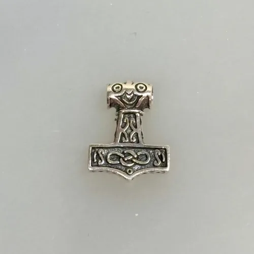 Vikingevedhæng Sølv - Thorshammer Hugin Lille, sv, 953, blt, munin, hugin, ravn, odin, fugle, mytologi, thorhammer, thors, hammer, mjølner, massiv, lille, flot, kvalitet, ren, ægte, sterling, sølv, vikinger, vikingesmykker, museumssmykker, gamle, guder, aser, nordisk, dansk, historiske, smykker, vedhæng, gave, konfirmation, dreng, særlig, gaveide, ribe, fund, kopismykker, original, biti